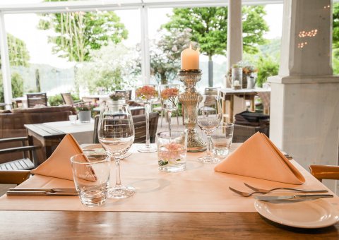 Aus dem Restaurant tut sich ein idyllischer Blick in den grünen Garten auf