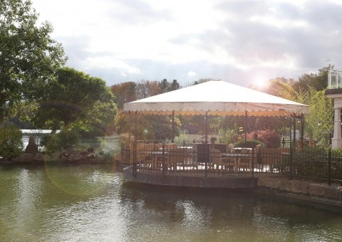 Der Pavillion am See spendet Schatten an einem sonnigen Tag