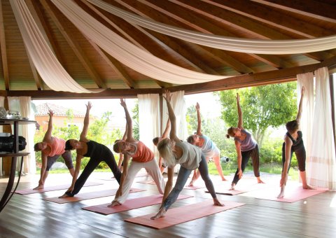 Beim Yogaüben im Hotel Galanias kräftigen und dehnen Sie Ihren gesamten Körper.