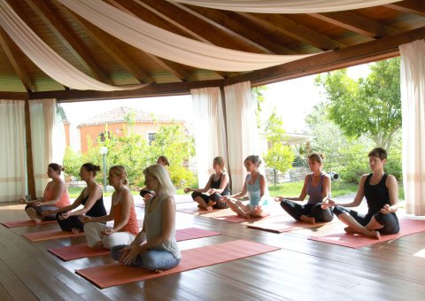 Durch Yoga und Meditation können Sie Ihren Alltag schon bald hinter sich lassen.