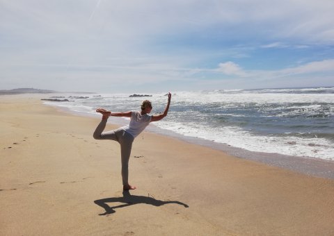 Üben Sie Yoga an Portugals langen Sandstränden