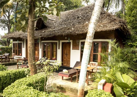 Ihr Zimmer im Somatheeram Ayurvedic Health Resort ist umgeben von einer herrlichen Gartenanlage