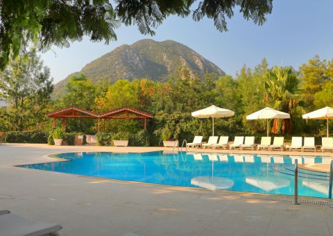 Auf den gemütlichen Sonnenliegen am Pool haben Sie einen wunderschönen Blick auf das Meer im Lykia