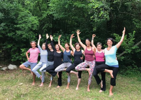 Üben Sie gemeinsam in einer Gruppe Yoga im Hotel Balatura