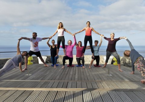 Yoga-Übungen mit Blick auf das Meer im Hotel Estalagem