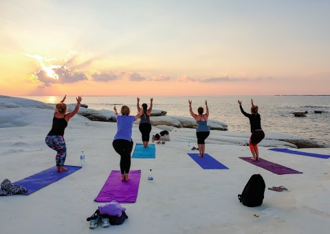 Wer träumt davon am Strand Yoga zu machen - in den Cyprus Villages ist das möglich