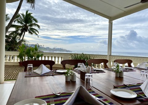 Vom Restaurant aus den Blick über das Meer schweifen lassen