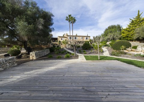 Die Holzterrasse der Finca ist perfekt geeignet für Outdoor Yoga Einheiten bei Sonnenschein