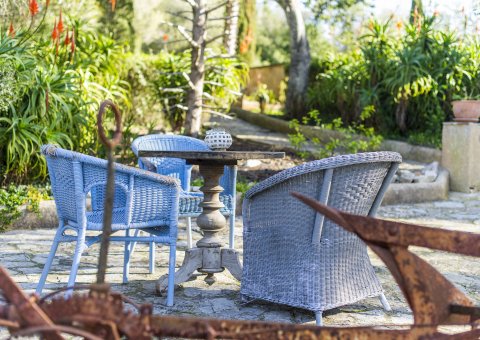 Genießen Sie die Sonne nach den Yogaeinheiten auf der Terrasse der Finca