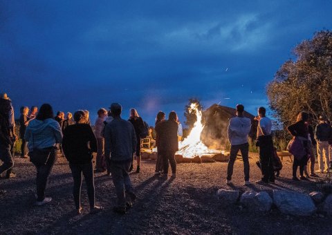 Lassen Sie den Abend bei einem knisternden Lagerfeuer ausklingen. 