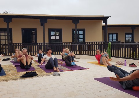 Üben Sie gemeinsam Yoga auf der Dachterrasse der Tiger Lounge