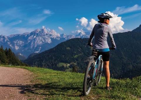 Ausblick auf die Berge und ins Tal