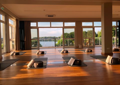 Yoga mit Blick auf den See üben