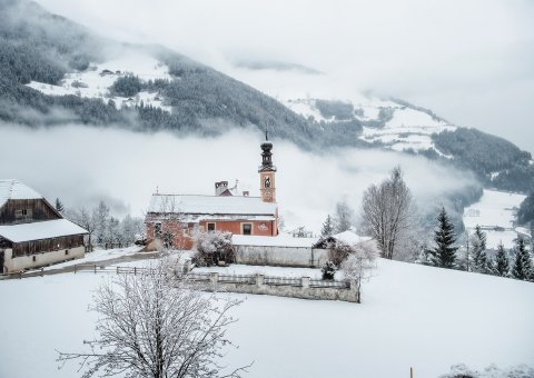 Die nebligen Berge laden zum entspannen im Saalerwirt ein
