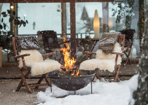 Entspannen Sie am Lagerfeuer auf der Terrasse