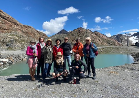 Die Reisegruppe hat sichtlich Spaß bei ihrer Wanderung