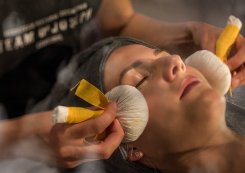 Entspannende Gesichtsbehandlungen im Natur-Spa