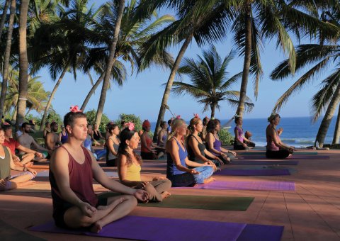 Bei einer gemeinsamen Meditation den Sonnenuntergang genießen