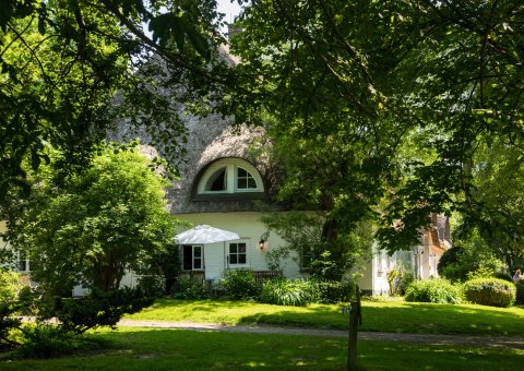 Das Haus am Watt eingebettet in einen einen großen Garten