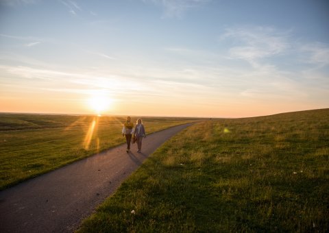 Die frische Meeresluft bei einem Spaziergang einatmen