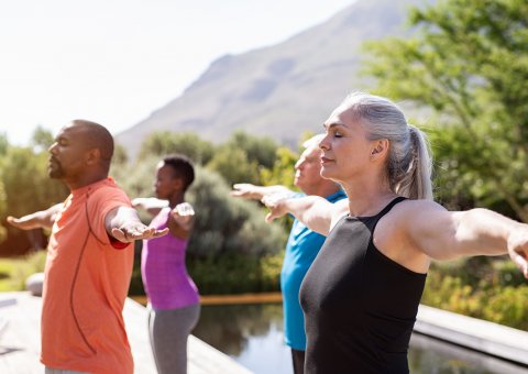 Im Yoga Urlaub für Senioren gemeinsam in der Gruppe üben