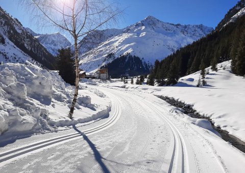 Die Berglandschaft des Pitztals verkleidet in weiß