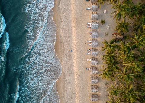 Blick aus der Vogelperspektive auf den Strandabschnitt des Nattika Beach Resorts