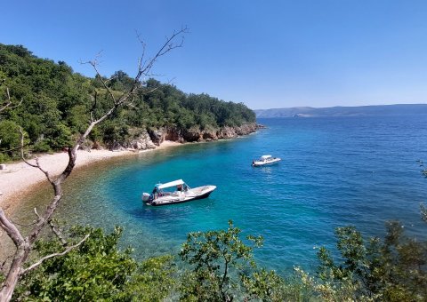 Blick auf das tiefblaue Meer