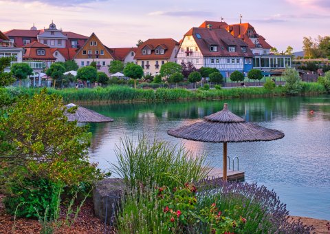 Blick auf den See und das Hotel Niedernberg