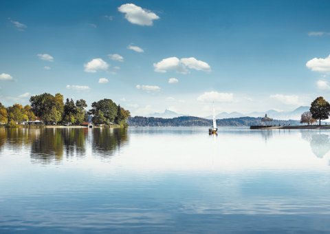 Der Waginger See mit Blick auf die Berglandschaft