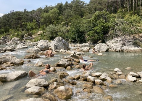 Wanderpause im kühlenden Fluss