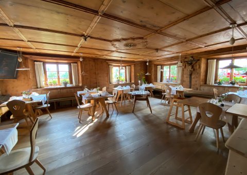 Einkehren beim Wandern in einer Hütte Südtirols