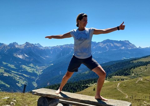 Auch auf dem Gipfel der Südtiroler Berge üben die Yogi