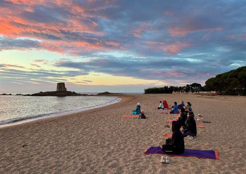 Genießen Sie die traumhaften sardischen Sonnenuntergänge am Strand