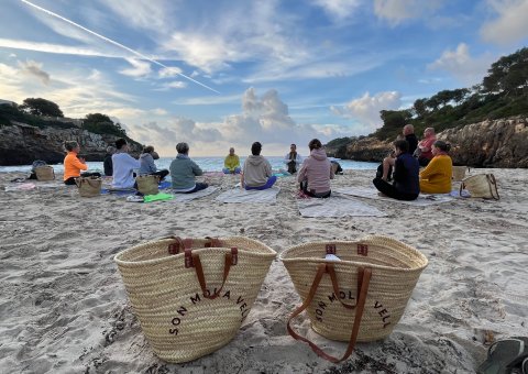 Bei gemeinsamen Meditationen sich neu erfahren