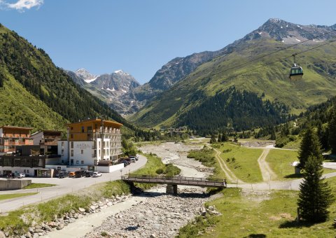 Blick auf das Hotel und die umliegenden Berge