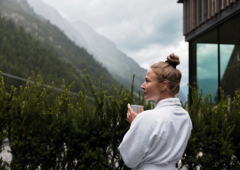 Bei einer Tasse Tee den Blick über die Ötztaler Alpen schweifen lassen