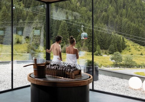 Wellnessbereich mit Panorama-Blick