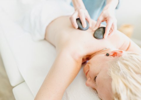 Wohltuende Hot Stone Massage