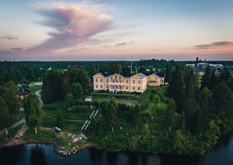 Die Anlage des Hotel Filipsborg im Sommer