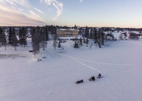 Mit dem Schneemobil durch das winterliche Schweden