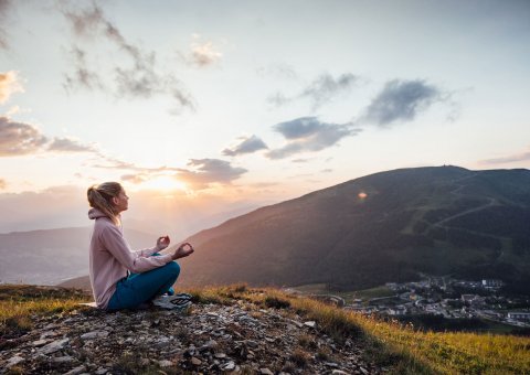 Genießen Sie den Sonnenaufgang über den Bergen