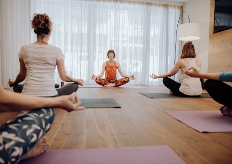 Im lichtdurchfluteten Yogaraum können Sie ganzheitliche Yogastunden genießen