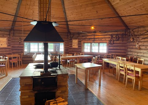 Die traditionelle Holzhütte im Hotel Filipsborg