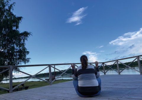 Üben Sie Yoga mit Blick auf den Fluss