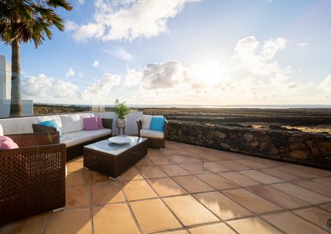 Von der Terrasse haben Sie einen Ausblick bis zum Meer