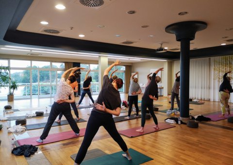 Yoga üben mit Ausblick auf den See