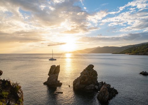 Sonnenuntergang über der Caldura-Bucht