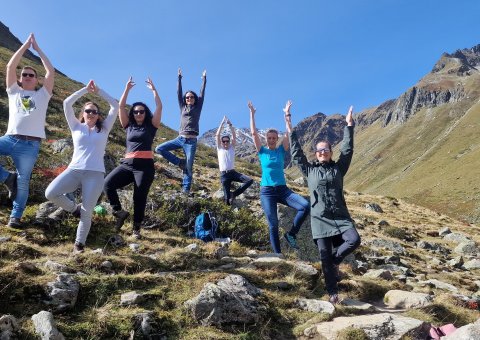 Gemeinsam in den Bergen Yoga üben