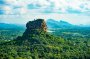 Der anmutende Sigiriya Felsen und im Hintergrund die Berge von Kandy